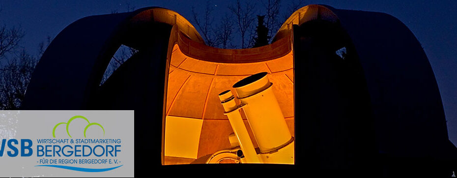 Foto der beleuchteten Bergedorfer Sternenwarte bei Dämmerung. In der Ecke das Logo vom WSB